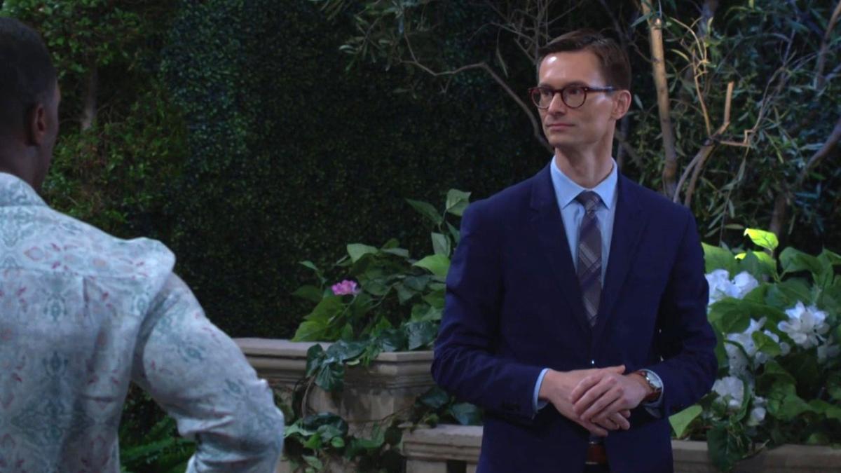 Carter (Vincent Stalba) mène les Winters à l'entrée du labyrinthe. Les Feux de l'Amour, épisode 13148 (19 juin 2025, CBS)