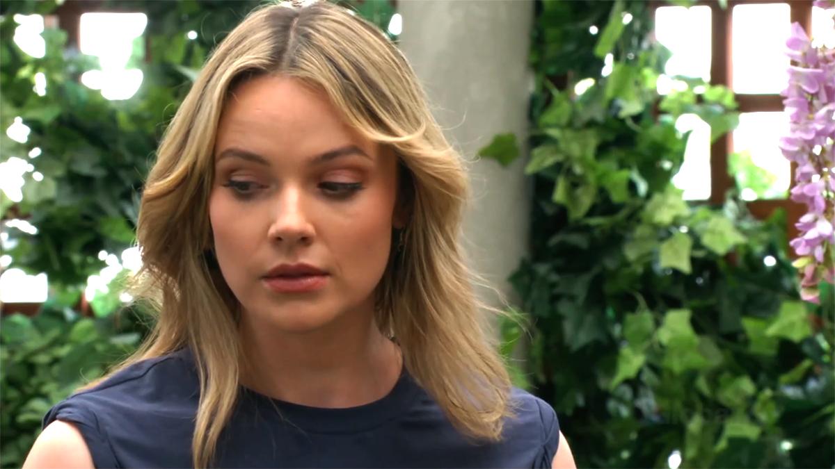 Tessa (Cait Fairbanks) ne supporte plus le silence que lui oppose Mariah. Les Feux de l'Amour, épisode 13161 (8 juillet 2025, CBS)