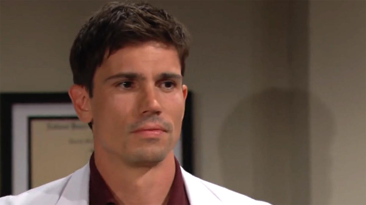 Finn (Tanner Novlan) a des questions pour le Dr. Buckingham. Amour, Gloire et Beauté/Top Models, épisode 9580 (1 août 2025, CBS)