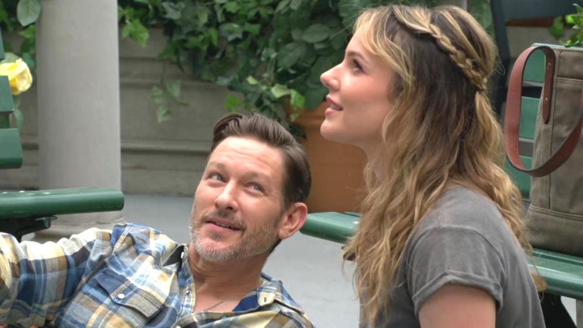 Daniel (Michael Graziadei) fait découvrir un nouveau jeu à Tessa. Les Feux de l'Amour, épisode 13179 (1 août 2025, CBS)