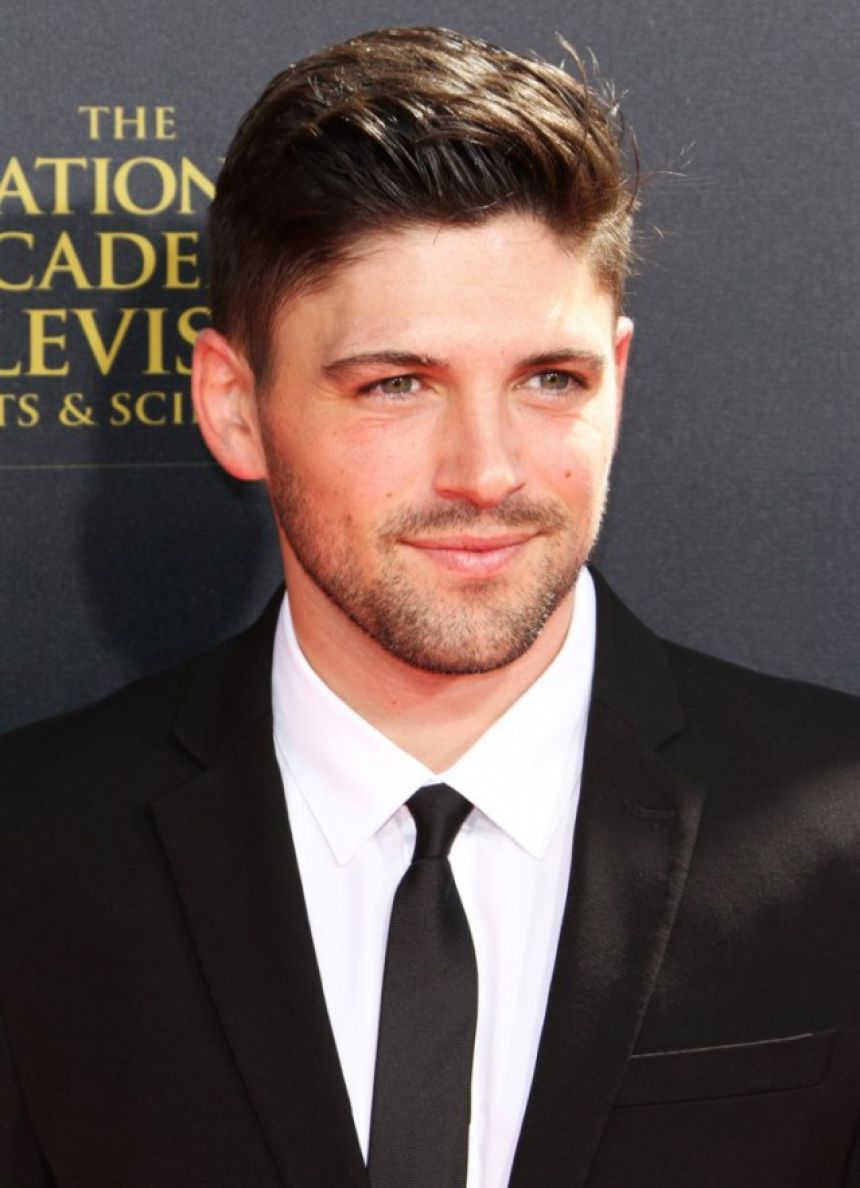 Robert Adamson (Noah Newman) quitte les Feux de l'Amour