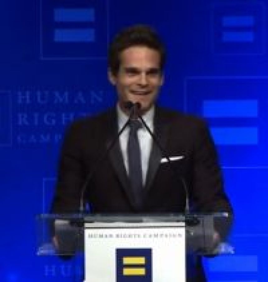 Greg Rikaart reçoit un prix pour son action en faveur des droits des homosexuels