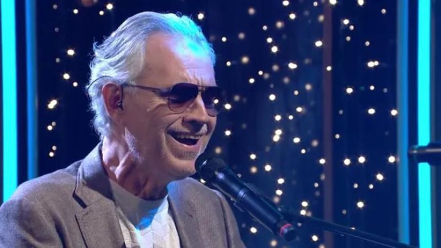 Le célèbre chanteur Andrea Bocelli dans Amour, Gloire et Beauté / Top Models !