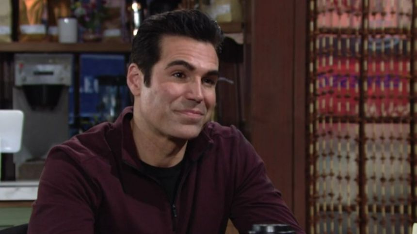 Rey (Jordi Vilasuso) a toujours voulu être policier. Les Feux de l'Amour,
épisode 9037 (28 août 2024,
TF1)
