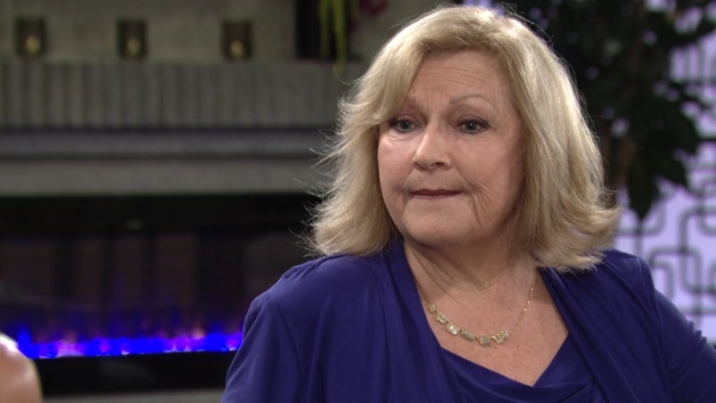 Traci (Beth Maitland) s'inquiète pour son frère. Les Feux de l'Amour,
épisode 12307 (22 février 2022,
CBS)
