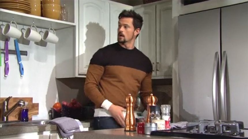 Thomas (Matthew Atkinson) reçoit une visite à laquelle il ne s'attendait pas. Top Models,
                     épisode 8721 (27 mai 2022,
RTS)