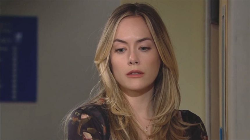 Hope (Annika Noelle) est mal à l'aise face à la situation. Amour, Gloire et Beauté,
épisode 8752 (31 mars 2023,
TF1PLUS)