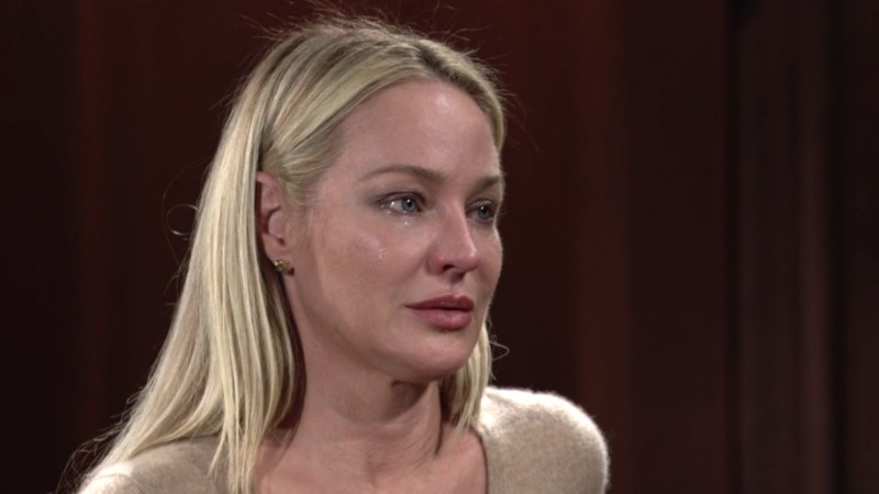 Sharon (Sharon Case) essaie de rester forte après le décès de Rey. Les Feux de l'Amour,
                     épisode 6674 (23 octobre 2024,
AUVIO)