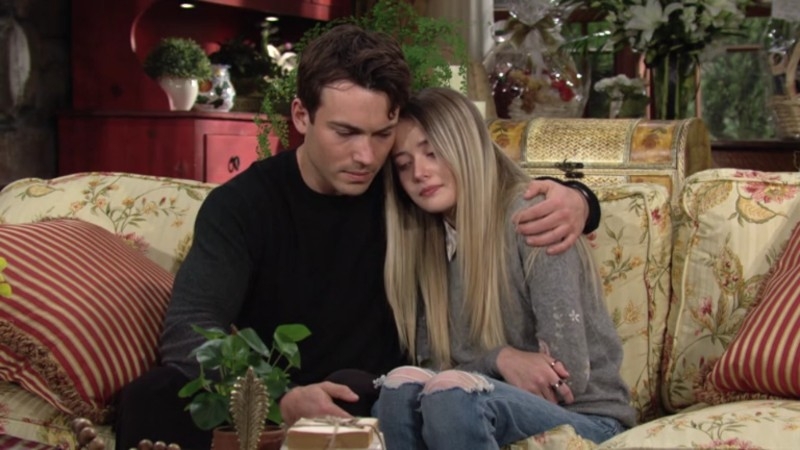 Noah (Rory Gibson) réconforte Faith (Reylynn Caster). Les Feux de l'Amour,
                     épisode 6677 (28 octobre 2024,
AUVIO)