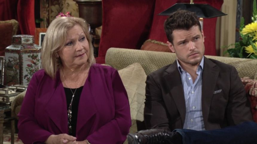 Traci (Beth Maitland) et Kyle (Michael Mealor) écoutent les explications de Diane. Les Feux de l'Amour,
épisode 12358 (9 mai 2022,
CBS)