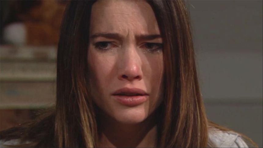Steffy (Jacqueline MacInnes Wood) se souvient de la fusillade. Top Modèles,
épisode 8765 (20 mars 2023,
TVA)
