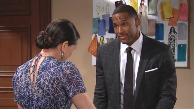 Carter (Lawrence Saint-Victor) est plein de bons conseils pour Quinn. Top Models,
                     épisode 8766 (6 février 2023,
RTL9)