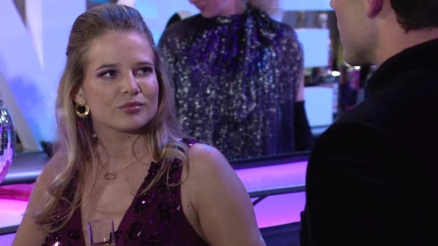 Summer (Allison Lanier) partage ses inquiétudes avec Noah. Les Feux de l'Amour,
                     épisode 9103 (28 novembre 2024,
TF1)