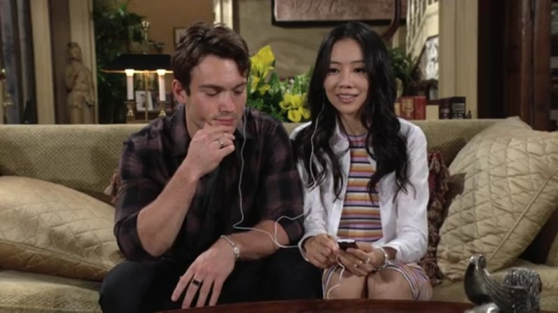 Allie (Kelsey Wang) et Noah (Rory Gibson) ne perdent pas une occasion de passer du temps ensemble. Les Feux de l'Amour,
                     épisode 6724 (2 janvier 2025,
AUVIO)