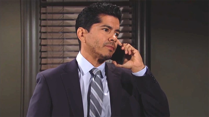 Sanchez (Jeremy Ray Valdez) a des nouvelles au sujet de Sheila. Amour, Gloire et Beauté/Top Models,
                     épisode 8828 (11 août 2022,
CBS)