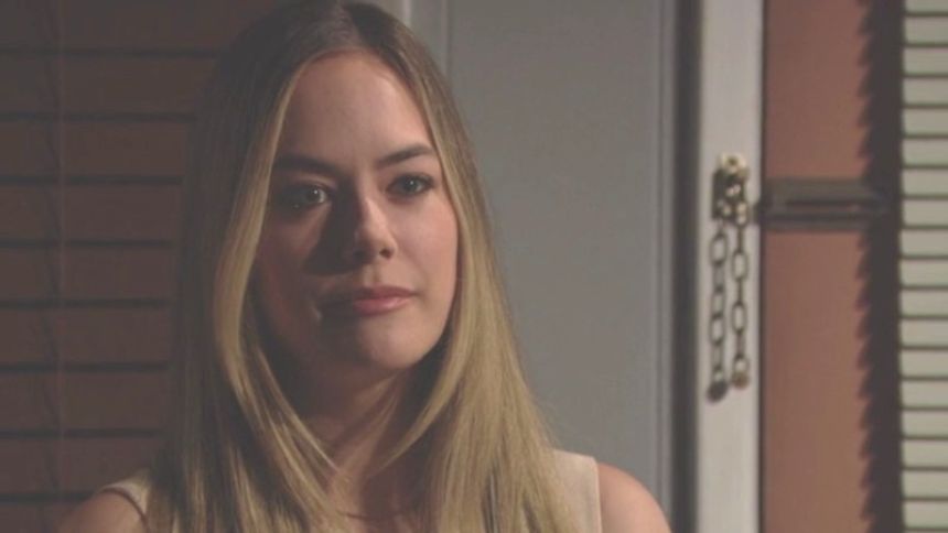 Hope (Annika Noelle) a l'impression de connaître la nouvelle amie de son père... Amour, Gloire et Beauté/Top Models,
épisode 8839 (26 août 2022,
CBS)