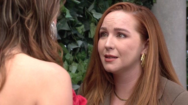 Mariah (Camryn Grimes) rassure Tessa. Les Feux de l'Amour,
                     épisode 9183 (24 mars 2025,
TF1)