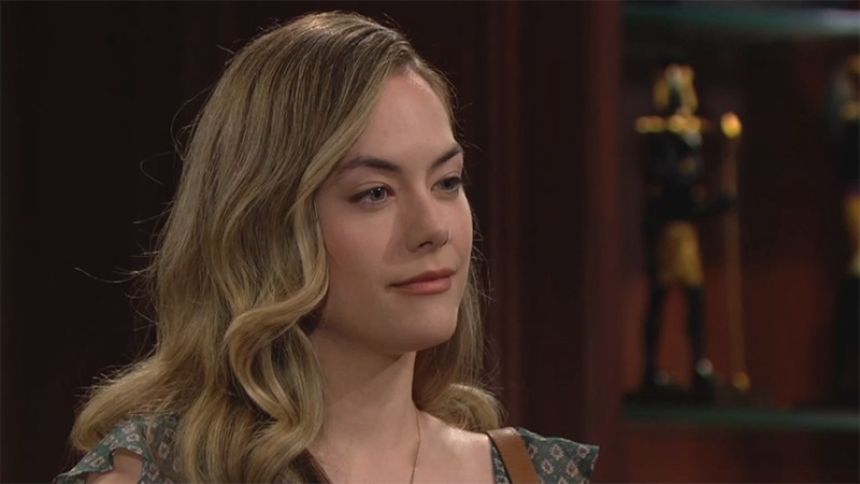 Hope (Annika Noelle) n'a pas envie de rester les bras croisés face à Steffy. Amour, Gloire et Beauté/Top Models,
épisode 8852 (14 septembre 2022,
CBS)