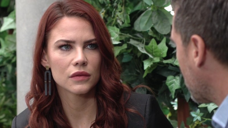 Sally (Courtney Hope) écoute Nick attentivement. Les Feux de l'Amour,
                     épisode 12451 (16 septembre 2022,
CBS)