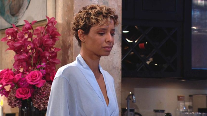 Elena (Brytni Sarpy) se fait du souci pour Nate. Les Feux de l'Amour,
                     épisode 12456 (23 septembre 2022,
CBS)