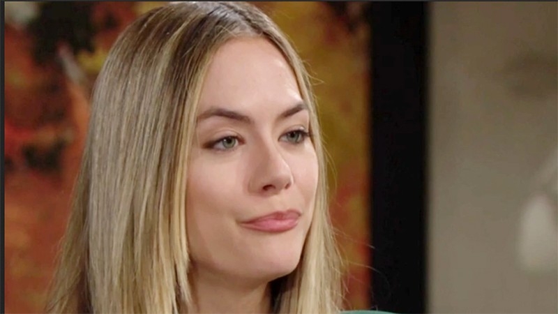 Hope (Annika Noelle) n'apprécie pas beaucoup le discours que tient sa mère. Amour, Gloire et Beauté,
                     épisode 8865 (21 septembre 2023,
TF1)