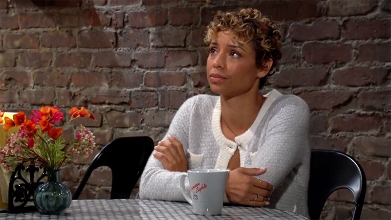 Elena (Brytni Sarpy) se retrouve dans une position délicate. Les Feux de l'Amour,
                     épisode 9207 (28 avril 2025,
TF1)