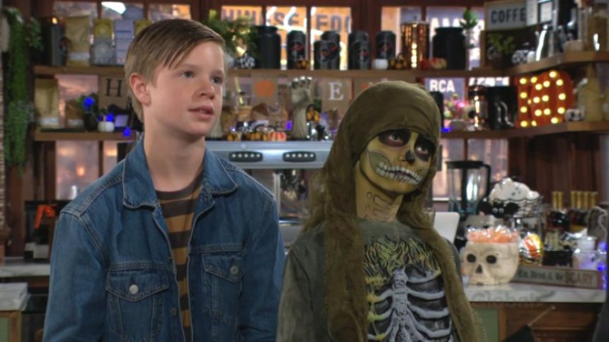 Johnny (Paxton Mishkind) et Connor (Judah Mackey) espèrent obtenir gain de cause. Les Feux de l'Amour,
épisode 12481 (28 octobre 2022,
CBS)