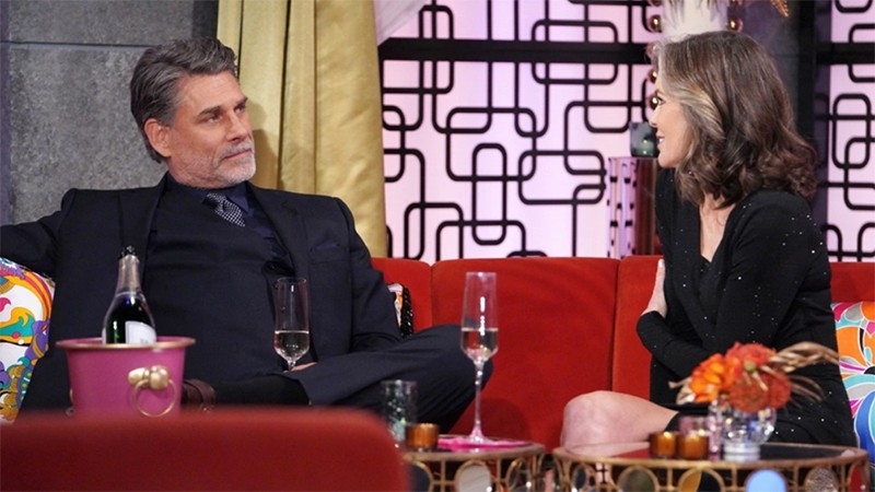 Jeremy Stark (James Hyde) attend de Diane qu'elle le surprenne. Les Feux de l'Amour,
                     épisode 6855 (7 juillet 2025,
AUVIO)