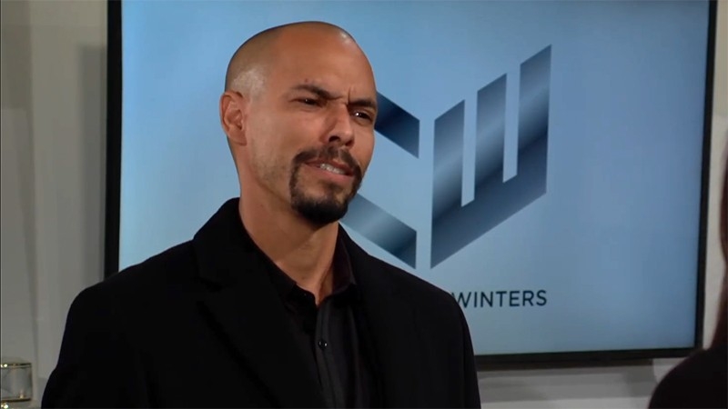 Devon (Bryton James) a de sérieux soupçons. Les Feux de l'Amour,
                     épisode 6856 (8 juillet 2025,
AUVIO)