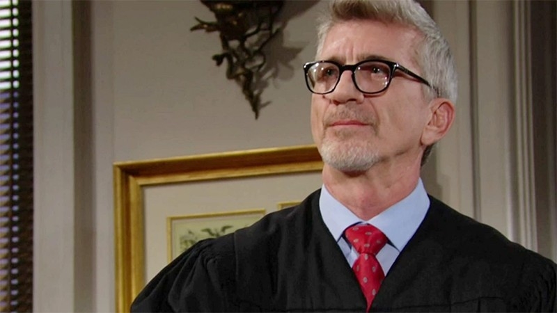 Le juge McMullen (Joe Lando) est redevable envers Bill. Top Models,
                     épisode 8933 (27 septembre 2023,
RTL9)