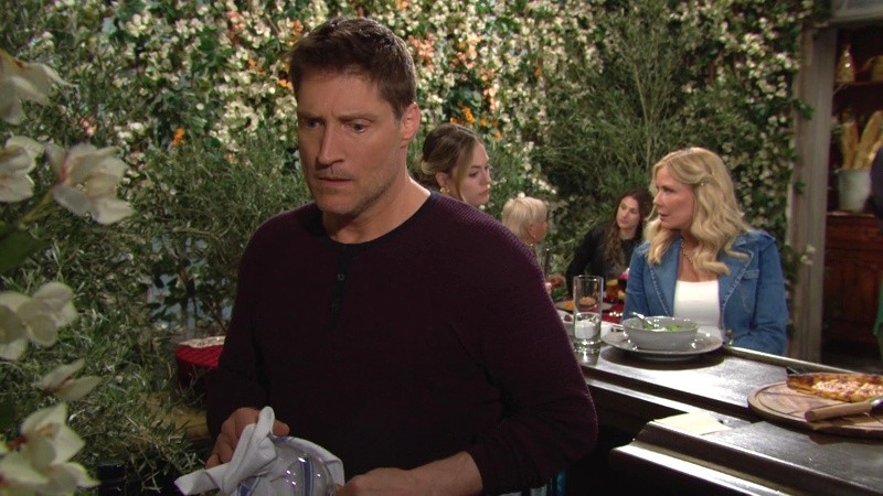 Deacon (Sean Kanan) semble mal à l’aise… Top Modèles,
                     épisode 8947 (29 novembre 2023,
TVA)