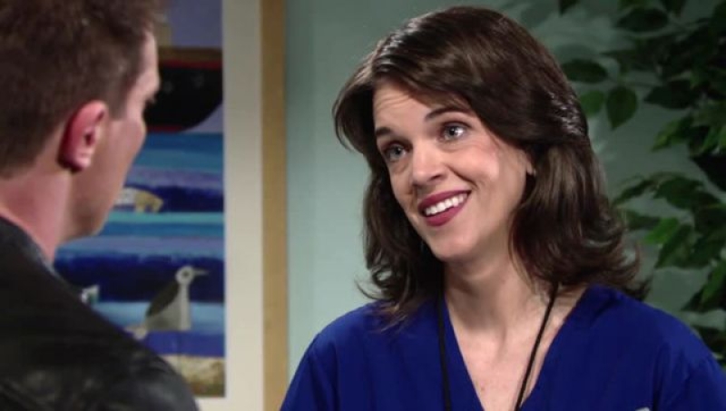 L'infirmière Stephens (Jill Lover) rappelle à Dylan que tout le monde n'a pas autant de chance que lui. Les Feux de l'Amour,
                     épisode 10892 (4 avril 2016,
CBS)