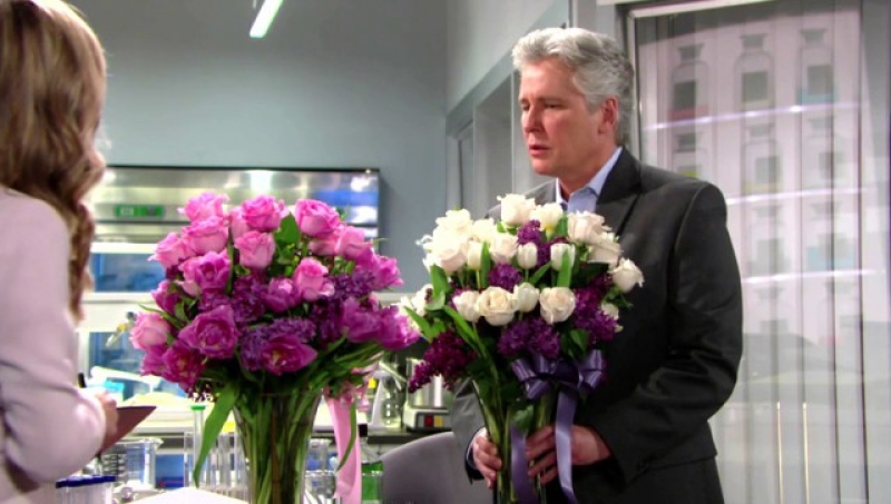 Simon (Michael E. Knight) est intrigué par ces fleurs. Les Feux de l'Amour,
épisode 10899 (13 mars 2024,
TVA)