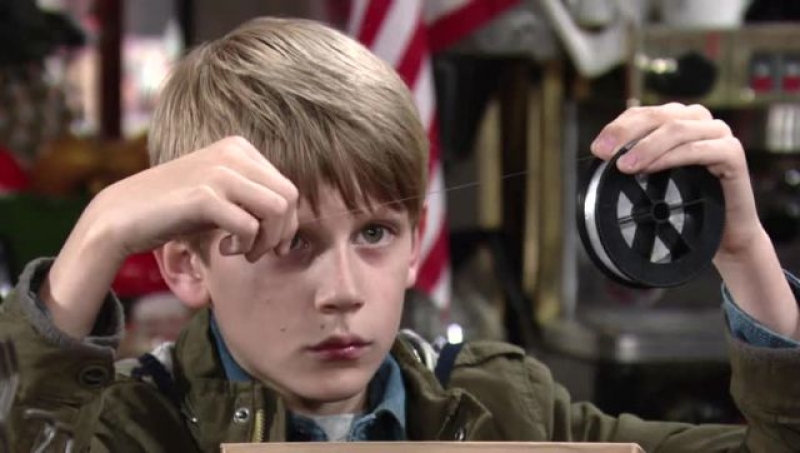 Max (Jared Breeze) sait qu'un tout petit fil peut avoir de grandes conséquences. Les Feux de l'Amour,
                     épisode 10904 (20 avril 2016,
CBS)