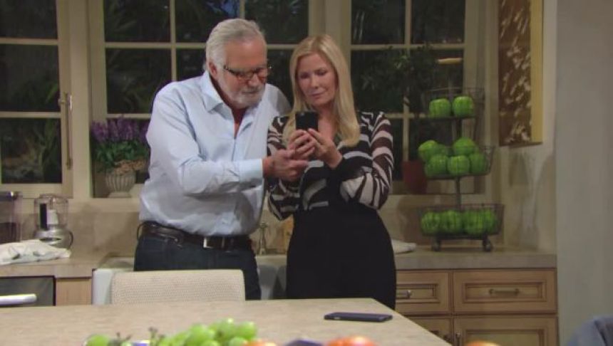 Eric (John McCook) et Brooke (Katherine Kelly Lang) admirent leur petite-fille. Amour, Gloire et Beauté,
épisode 7334 (12 janvier 2018,
TF1PLUS)