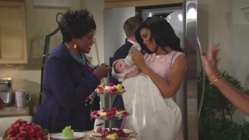 Maya (Karla Mosley) vient de faire baptiser sa fille. Top Modèles,
                     épisode 7392 (14 septembre 2017,
TVA)