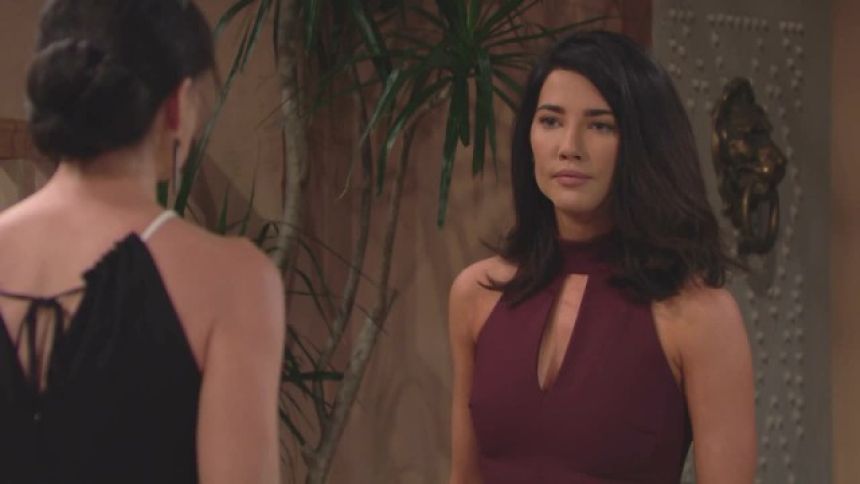 Steffy (Jacqueline MacInnes Wood) met Quinn au défi... Top Modèles,
épisode 7402 (28 septembre 2017,
TVA)