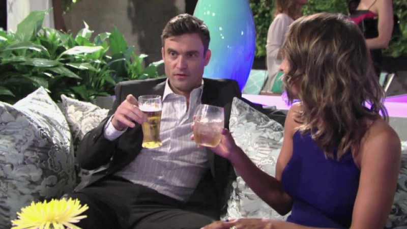 Cane (Daniel Goddard) et sa femme passent une bonne soirée ! Les Feux de l'Amour,
                     épisode 11002 (5 août 2024,
TVA)