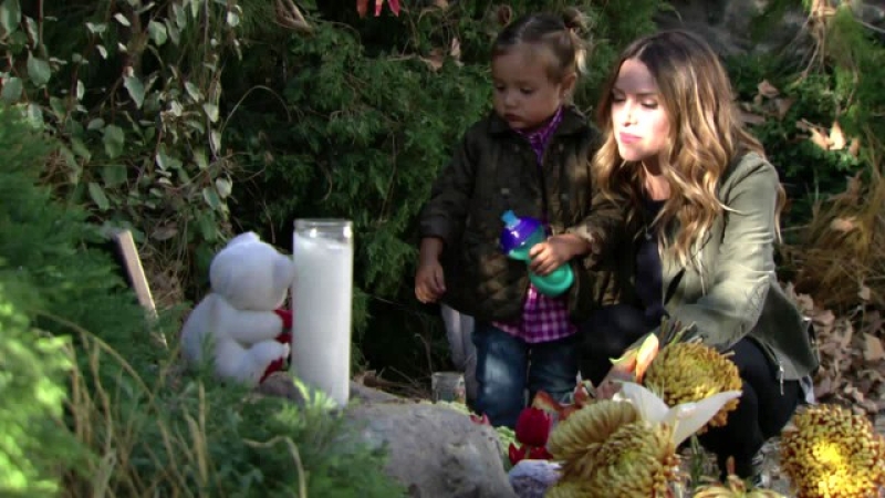 Chloe (Elizabeth Hendrickson) se recueille lors de l'anniversaire de la mort de Delia. Les Feux de l'Amour,
                     épisode 7766 (21 août 2019,
TF1)