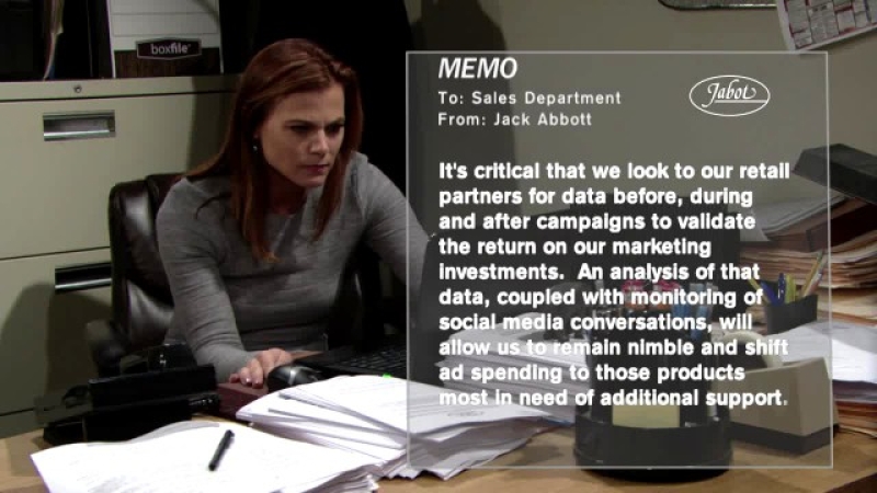 Phyllis (Gina Tognoni) utilise ses compétences pour espionner Jack Les Feux de l'Amour,
épisode 11030 (12 septembre 2024,
TVA)