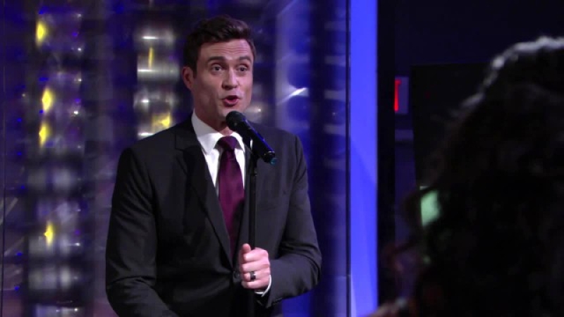 Cane (Daniel Goddard) présente le nouveau produit de Brash & Sassy Les Feux de l'Amour,
épisode 11031 (13 septembre 2024,
TVA)
