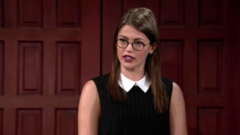 Natalie (Mara McCaffrey) reprend du service chez Newman Enterprises Les Feux de l'Amour,
                     épisode 11035 (20 octobre 2016,
CBS)