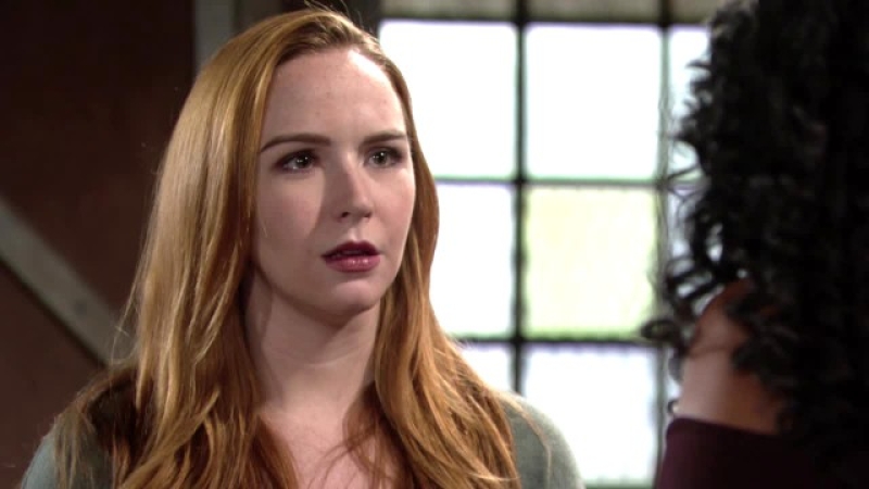 Mariah (Camryn Grimes) est scandalisée par le comportement de sa patronne. Les Feux de l'Amour,
                     épisode 11050 (10 octobre 2024,
TVA)