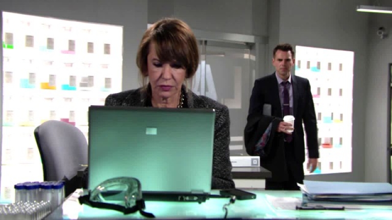 Jill (Jess Walton) se démène pour Brash & Sassy (Pêche d'Enfer) Les Feux de l'Amour,
épisode 11053 (15 octobre 2024,
TVA)