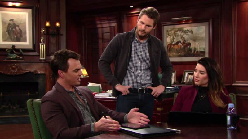 Liam (Scott Clifton) s'incruste pour donner son avis pendant une réunion. Top Models,
                     épisode 7490 (2 mai 2018,
RTL9)