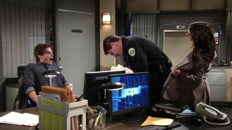 Kevin (Greg Rikaart) reçoit une bonne surprise au travail ! Les Feux de l'Amour,
                     épisode 11090 (5 décembre 2024,
TVA)