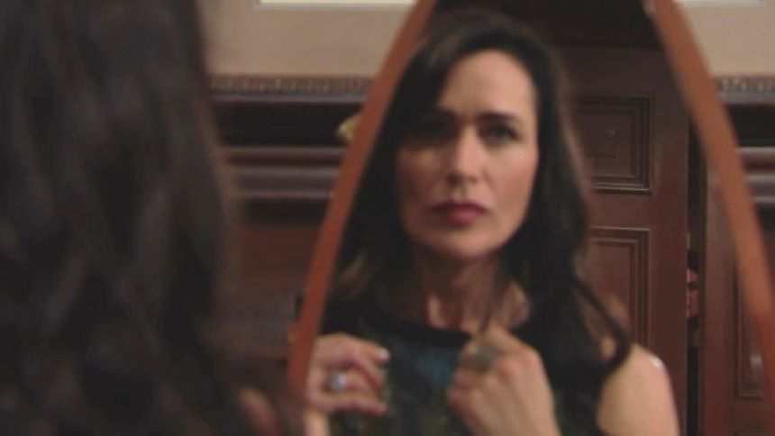 Katie (Heather Tom) est prise en flagrant délit d'espionnage. Amour, Gloire et Beauté/Top Models,
épisode 7542 (10 mars 2017,
CBS)