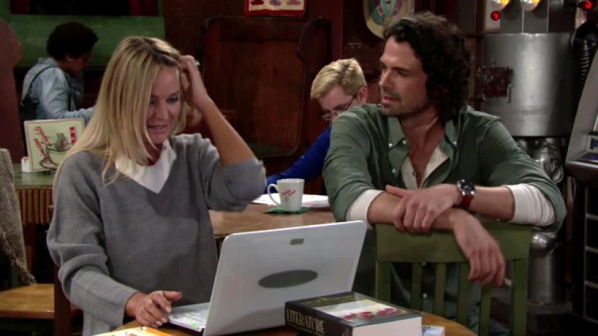Scott (Daniel Brunnemer Hall) apporte son aide à Sharon. Les Feux de l'Amour,
                     épisode 11139 (23 mars 2017,
CBS)