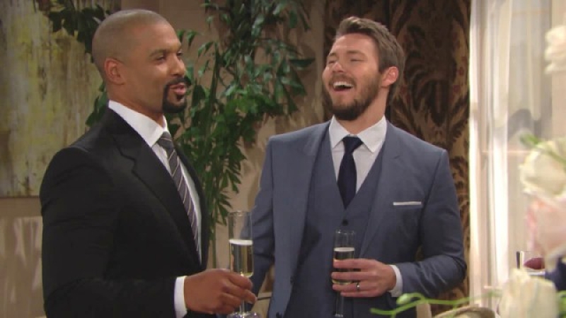 Justin (Aaron D. Spears) est fier de marier son meilleur ami. Amour, Gloire et Beauté,
                     épisode 7588 (31 octobre 2018,
TF1)
