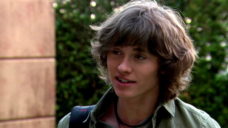 Reed (Tristan Lake Leabu) a des vues sur une jeune fille. Les Feux de l'Amour,
                     épisode 11192 (5 mai 2025,
TVA)